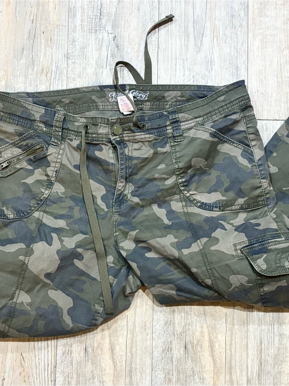 Faded Glory Olive Green Camo Cargo Capris - Picture 2 of 4